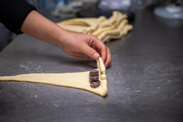 Banketbakkershanden die croissants maken