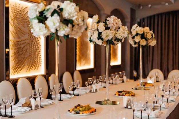 Banketdecoratie in zaalrestaurant in gouden kleur