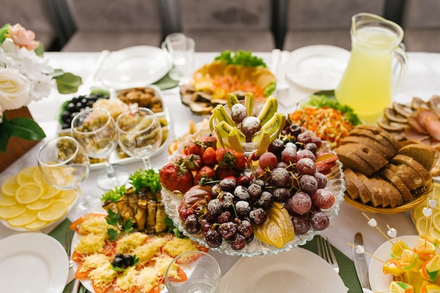 Bankettafel met eten en snacks op een bruiloft, verjaardag of feest