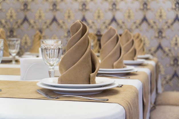 Bankettafel serveren in een luxe restaurant in beige en witte stijl