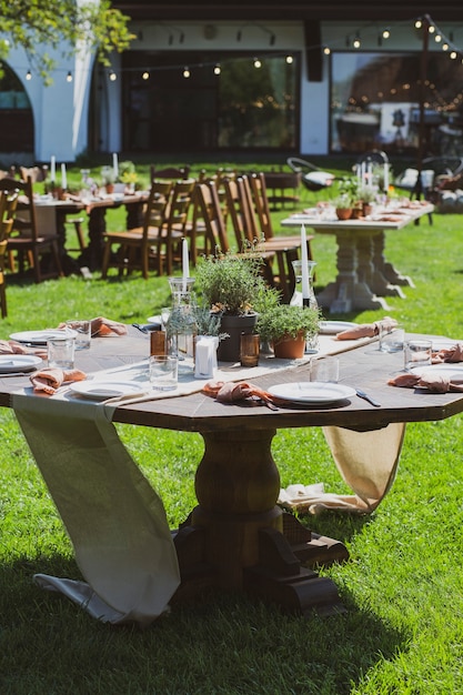 Bankettafels in de tuin