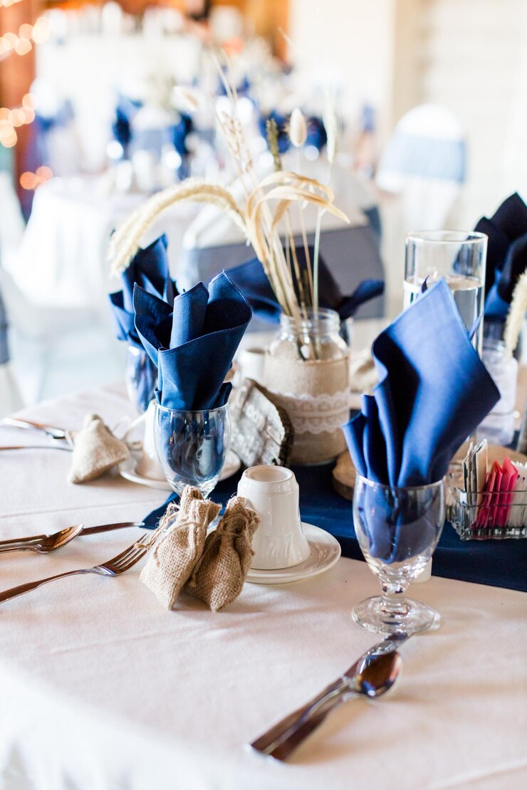 Banketzaal ingericht voor bruiloft in wit en blauw.