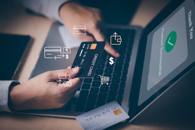 Pagamento di fatture online bancarie approvato e concetto di visto con carta di credito uomo d'affari o imprenditore che lavora da casa shopping online e-commerce internet banking spendendo denaro internet banking online