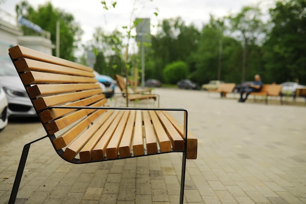 Bankje in een park op een zonnige herfstochtend Ochtendwandeling