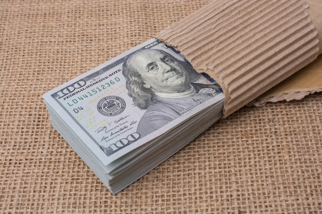 Фото Банкоматный пучок доллара сша, обернутый в бумагу