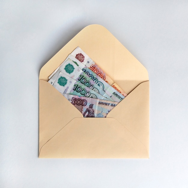 Фото Банкноты рублей, наличные деньги в бумажном конверте