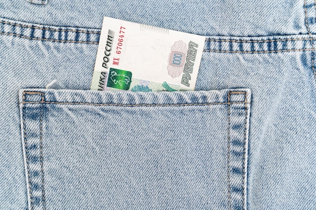 Banconote nella tasca della banconota da 1000 dollari di fatturato in contanti dei blue jeans