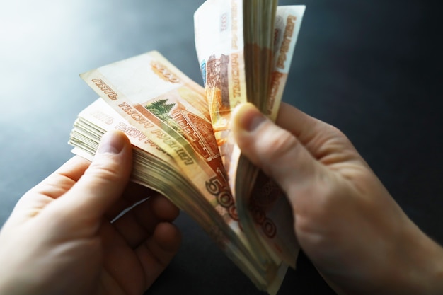 Банкноты с надписью пять тысяч рублей российские деньги номиналом пять тысяч рублей