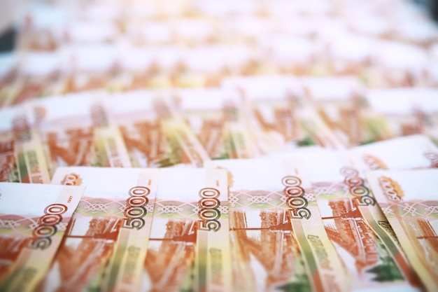 写真 「5000ルーブル」と刻まれた紙幣。ロシアのお金の額面は5000ルーブルです。ロシアルーブルのクローズアップ。ファイナンスの概念。背景とお金の質感