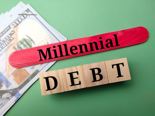 사진 녹색 배경에 텍스트 millennial debt가 있는 지폐