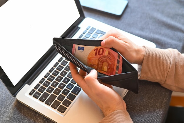 컴퓨터에서 온라인으로 청구서를 지불하는 파산 개념 지갑의 마지막 돈