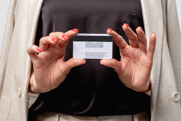 Bankservice elektronische transactie persoonlijke gegevens verificatie close-up van creditcard in vrouwelijke mana