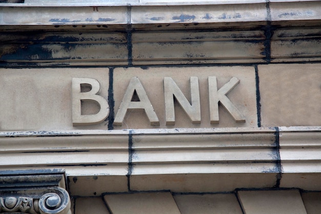 Bankteken op de gevel van het gebouw