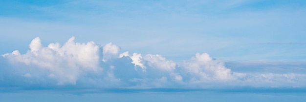 БАННЕР Атмосфера длинная панорама реальное фото красивое лето белое облако ясное голубое небо линия спокойствие концепция райская жизнь дизайн расслабиться обои фон больше тон формат фэнтези коллекция на складе