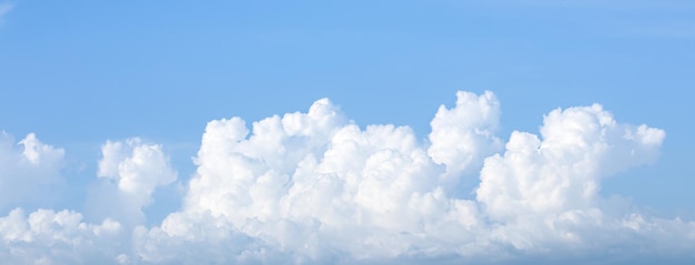 白い雲の背景と美しい青い空のバナー