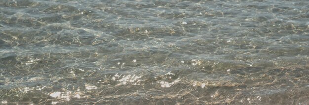 Banner effetto sfocatura soft focus natura reale mare increspato oceano superficie dell'acqua sfondo astratto design carta da parati sotto l'acqua onde giorno raggi di sole riflesso estate umore foto tonica collezione calda