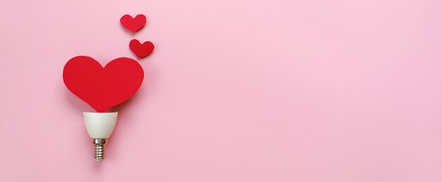 Banner idea romantica creativa amore e concetto di cura per la festa della mamma di san valentino anniversario piatto con vista dall'alto dello spazio di copia scheda a forma di cuore della lampadina