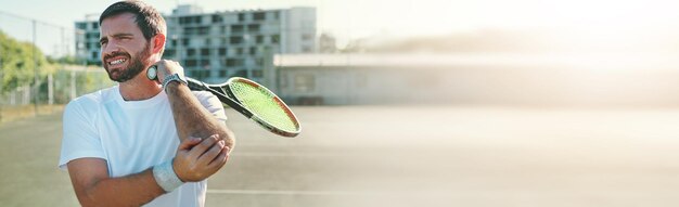 Banner elleboogpijn en man voor tennis op het veld met pijnnood en ongeval na training Denkende spierkramp en een mannelijke sportspeler met een spierprobleem en mockupruimte voor fitness