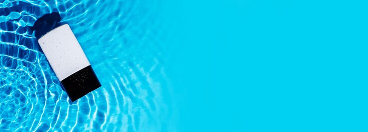 バナーファッショントレンディな香水ボトル水ディフューザー青い水しぶき背景広告化粧品のにおい