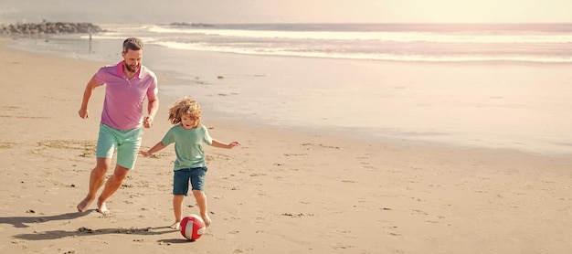 父と息子がビーチでサッカーやサッカーをするバナー幸せな父と息子は夏にサッカーをする