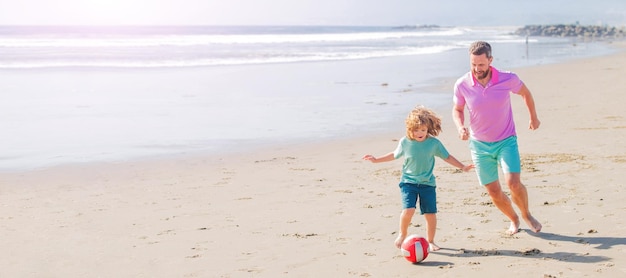 Banner di padre e figlio giocano a calcio o a calcio sulla spiaggia padre e figlio felici giocano a calcio