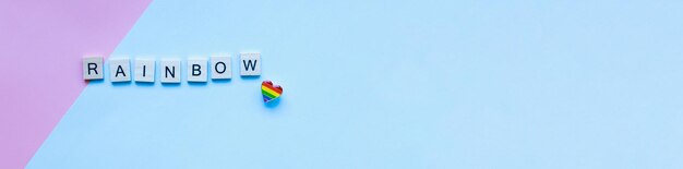 Banner Flat lag trots hart pictogram LGBT Pride maand en dag Word regenboog van houten letters