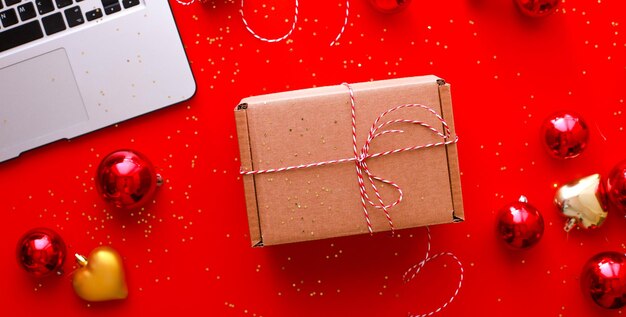 Баннер плоская упаковка подарка на красном фоне Ремесленный подарок Интернет-покупки на Рождество
