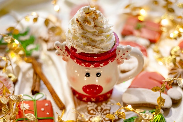写真 クリスマスと新年のジンジャーブレッド クッキー スノーフレーク サンタ帽子クリスマス ツリーの花輪とホット チョコレートと白いシルク生地 backgroundxa にクリームのマグカップのバナー