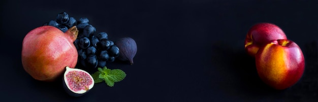Banner Fruit en bessen op de zwarte achtergrond Kopieer ruimte Close-up