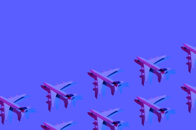 Banner gemaakt van neonlicht voor passagiersvliegtuigen Minimalistisch concept van zakenreizen voor vliegreizen