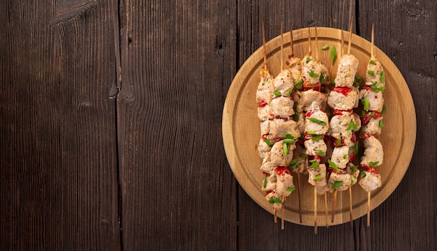 Banner gezonde barbecue. kip kebab met groenten en kruiden, sappige lekkere snack voor een zomerpicknick