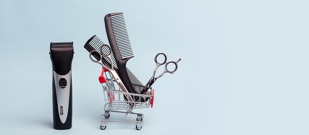 Banner kappersgereedschap in een mini-supermarktkarretje