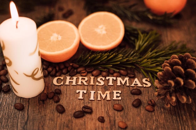 Banner kersttijd op een donkere achtergrond Koffie sinaasappel kerstboom