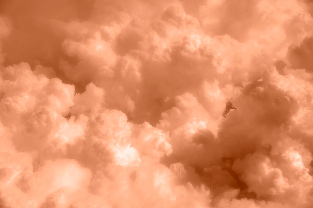 Foto banner kleur van het jaar 2024 peachy fuzz wolkenhemel pluizige achtergrond donkere wolken droevige stemming