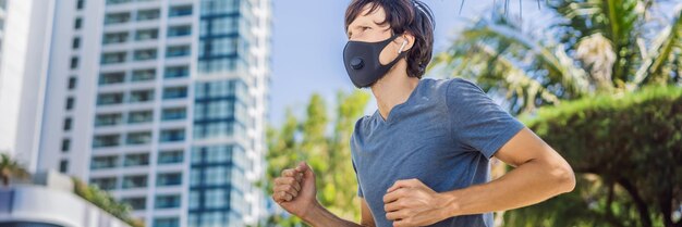 Banner lang formaat man die een medisch masker draagt en in de stad loopt tegen de achtergrond van de