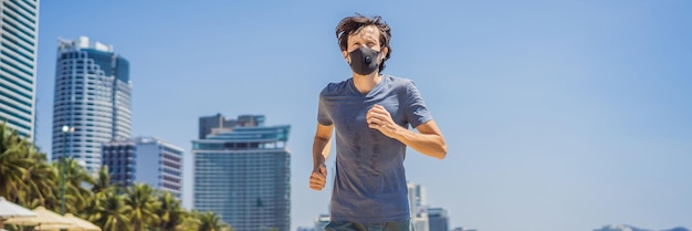 Banner lang formaat man die een medisch masker draagt en in de stad loopt tegen de achtergrond van de