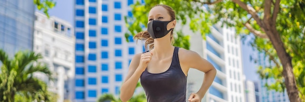 Banner lang formaat vrouw die een medisch masker draagt dat in de stad loopt tegen de achtergrond van de