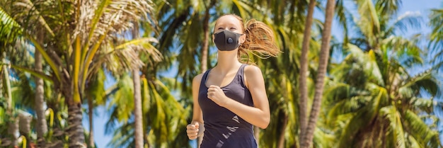 Foto banner lang formaat vrouwelijke hardloper met medisch masker die in de stad loopt tegen de achtergrond van de