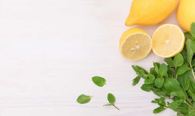 Foto banner di limone e foglie di menta fresca