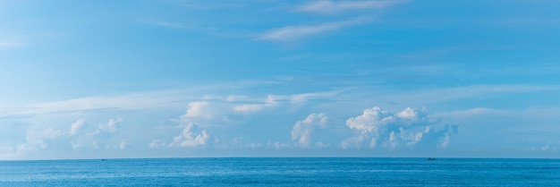 BANNER LONG FORMAT 切り取る 雰囲気 パノラマ 白い雲 澄んだ青空 水平線 穏やかな空の海 コンセプト パラダイス ライフ デザイン リラックス 壁紙 背景 より多くのトーン フォーマット コレクションの在庫