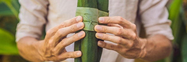 배너 긴 형식의 친환경 제품 포장 개념 오이는 바나나 잎에 포장되어 있습니다.