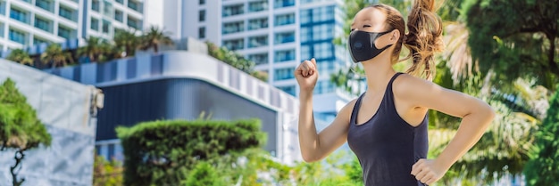 Banner donna corridore di formato lungo che indossa una maschera medica che corre in città sullo sfondo del