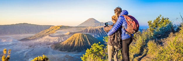 긴 형식의 젊은 부부 남녀가 bromo tengger semeru national에서 일출을 만납니다.