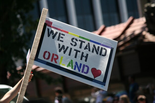 Banner met boodschap tijdens de gay pride parade