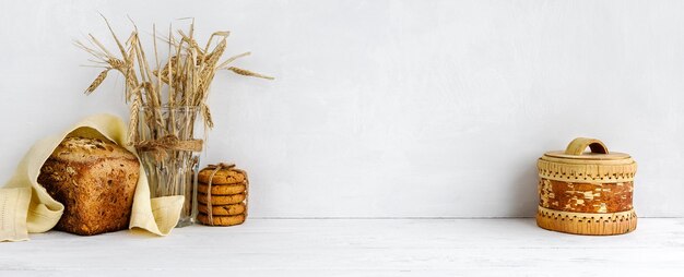 Banner met een witte muurachtergrond en kopieerruimte Zelfgemaakt graanbrood en een linnen servet Home keuken kookdecor