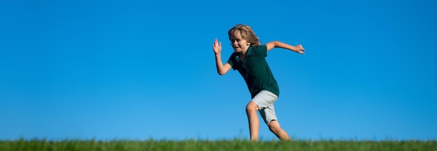 Banner met lente kids portret gelukkige kinderen spelen en rennen op gras buiten in zomer park act...