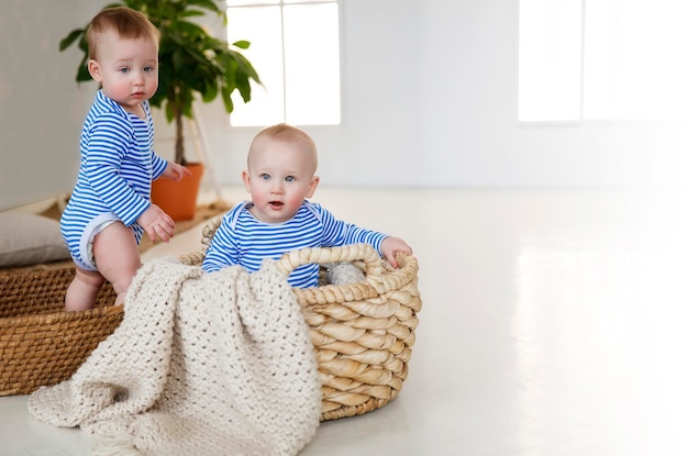 Banner met twee kleine tweelingkinderen kopieert ruimtebaby's in zeekostuums