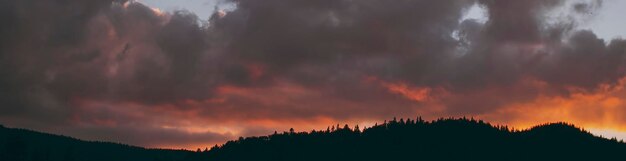 Banner met uitzicht op de bergen in de wolken