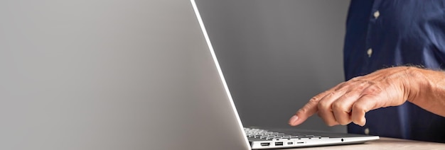 Banner met volwassen man aan het werk op laptop Wijsvinger op toetsenbord close-up Man informatie invoeren Computer gebruiken in werk en studie Ruimte kopiëren