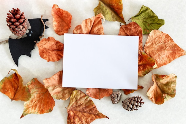 Foto banner sfondo moderno con foglie autunnali e pipistrello halloween con copia spazio per il testo